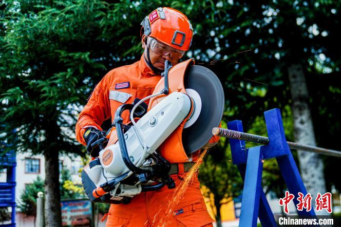 西藏林芝森林消防年度綜合救援技能大練兵活動(dòng)現(xiàn)場(chǎng)?！『罱?攝