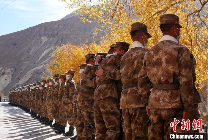 圖為什布奇邊防連退伍老兵與戰(zhàn)友相擁而泣，依依惜別。　徐昌成 攝