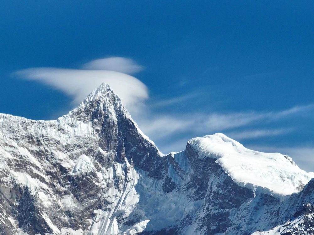 雅魯藏布江遠(yuǎn)處的雪山風(fēng)光。