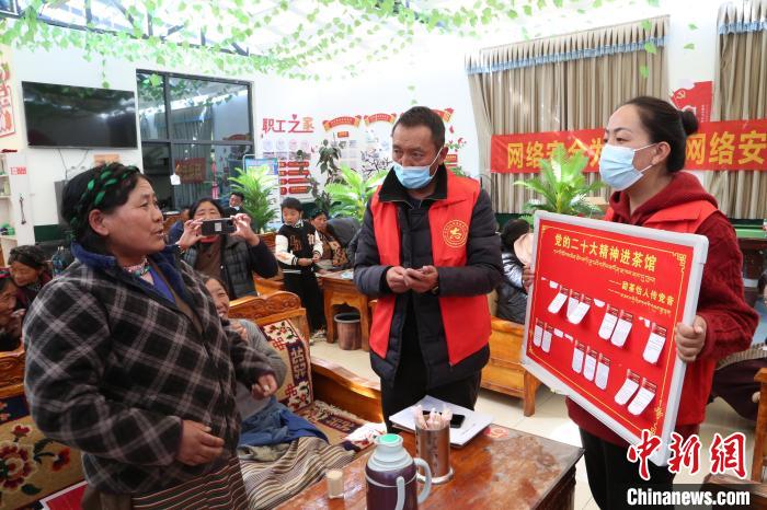 圖為瓊結(jié)縣村民參與問答。　倫珠澤仁 攝