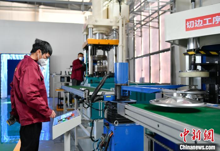 圖為炊具生產(chǎn)線?！∝暩聛硭?攝