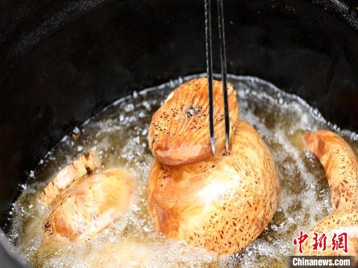 圖為已成型的木碗?！?鄧海平 攝