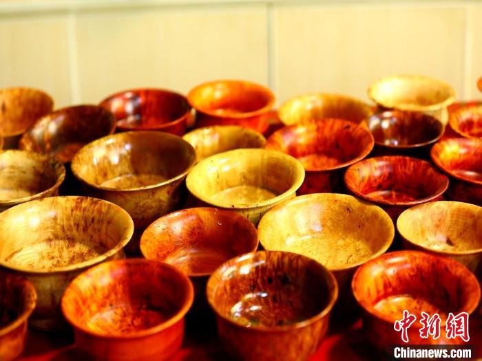 圖為木碗成品。　 鄧巴 　攝