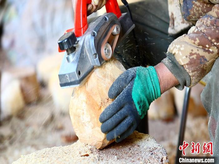 圖為手工藝人正在制作木碗?！〉录?　攝