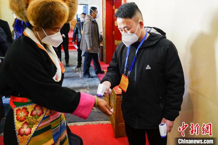 政協(xié)委員測體溫后入場?！〗w波 攝