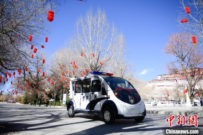 圖為1月23日，布達(dá)拉宮廣場(chǎng)派出所民警正在巡邏?！∝暩聛硭?攝