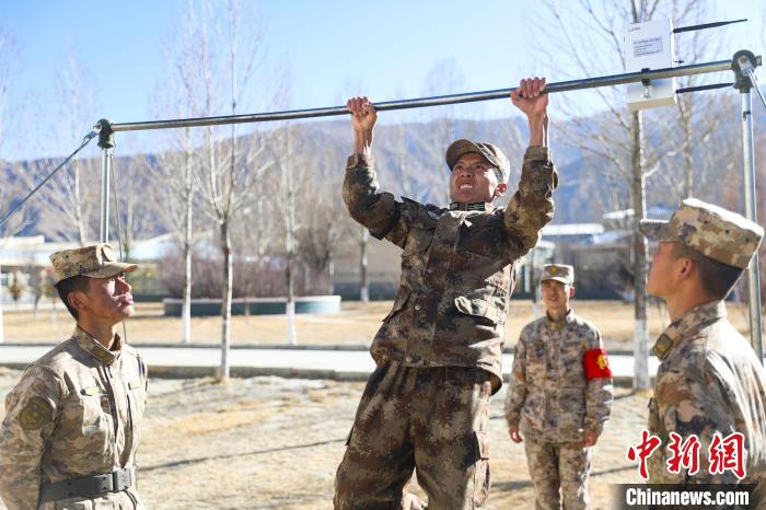 單杠引體向上現(xiàn)場，選手竭盡全力突破自我?！敲衫?攝