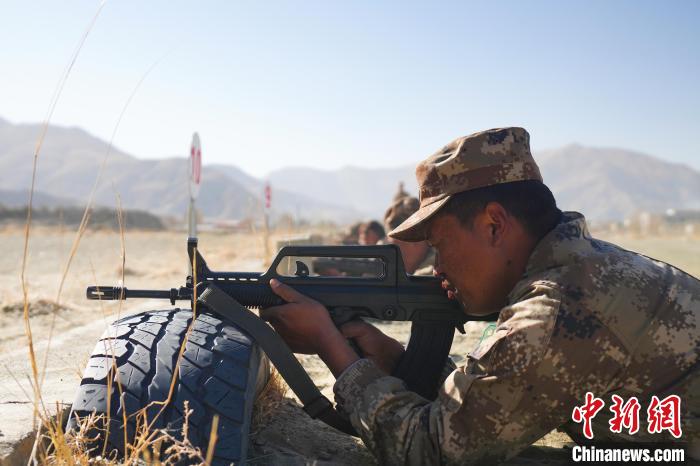 參賽民兵在進(jìn)行瞄準(zhǔn)?！敲衫?攝