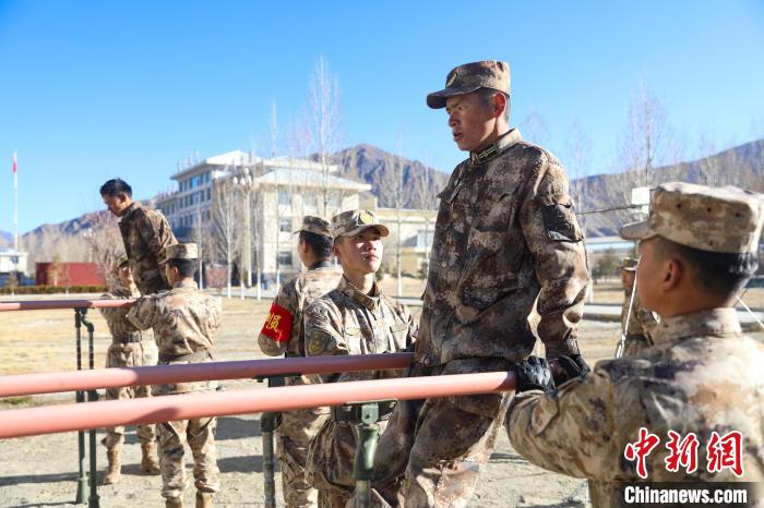 雙杠臂屈伸項目競賽現(xiàn)場?！敲衫?攝