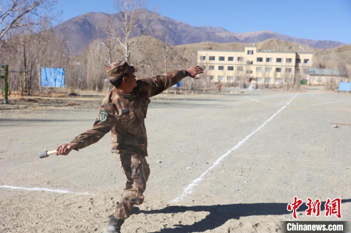手榴彈投遠(yuǎn)比武競賽現(xiàn)場?！敲衫?攝