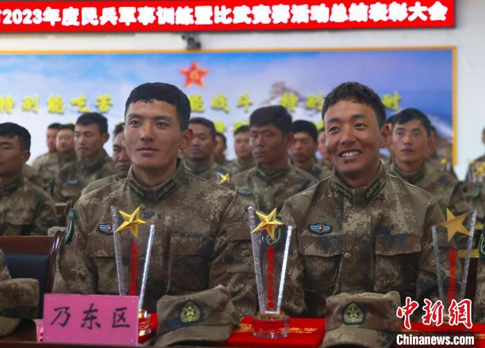 表彰大會上，獲獎選手開心瞬間。　吳蒙昆 攝