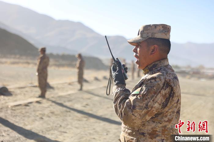 裁判員羅布次仁下達(dá)“臥姿裝子彈”口令?！敲衫?攝