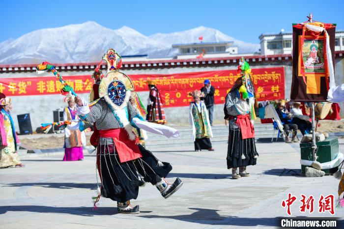圖為藏戲非遺展演現(xiàn)場?！∝暩聛硭?攝