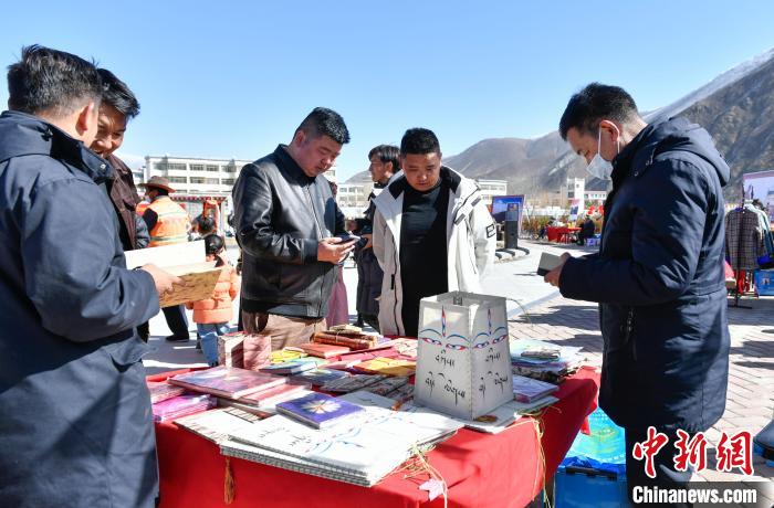 圖為展銷會現(xiàn)場?！∝暩聛硭?攝