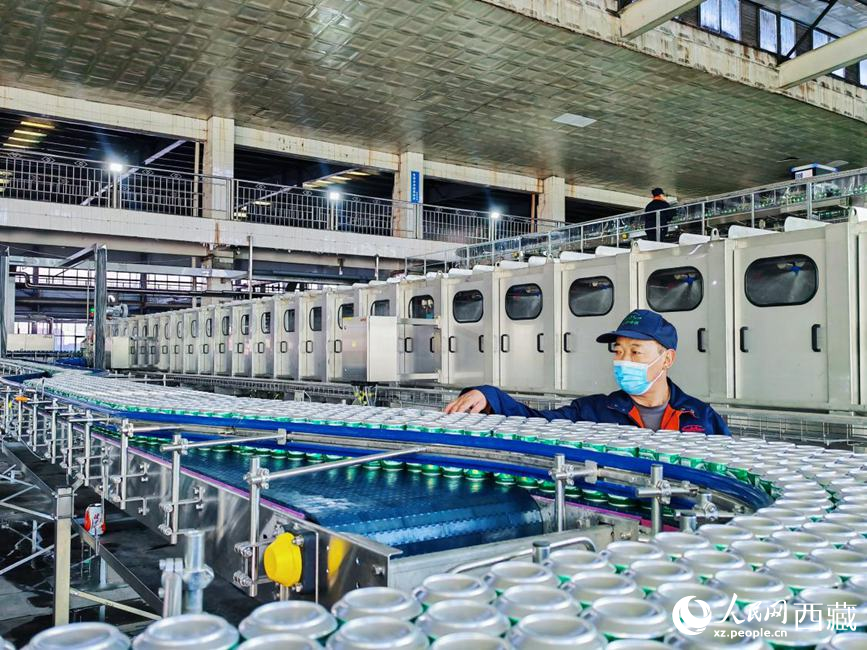 技術(shù)人員在生產(chǎn)線上檢查產(chǎn)品。人民網(wǎng) 李海霞攝