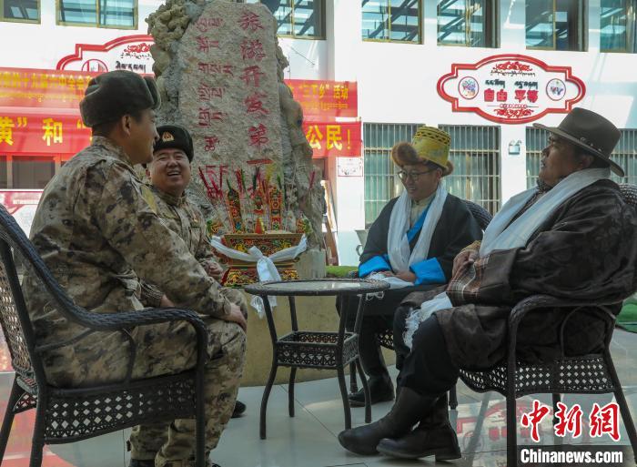 圖為阿里軍分區(qū)某邊防團(tuán)官兵與駐地群眾拉家常?！詵| 攝