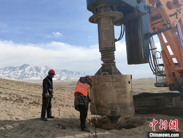 圖為施工人員檢查護(hù)筒高度。　劉益航 攝