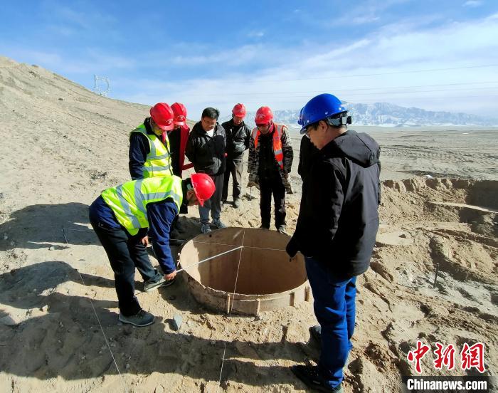 圖為施工人員檢查樁基護(hù)筒中心位置?！⒁婧?攝