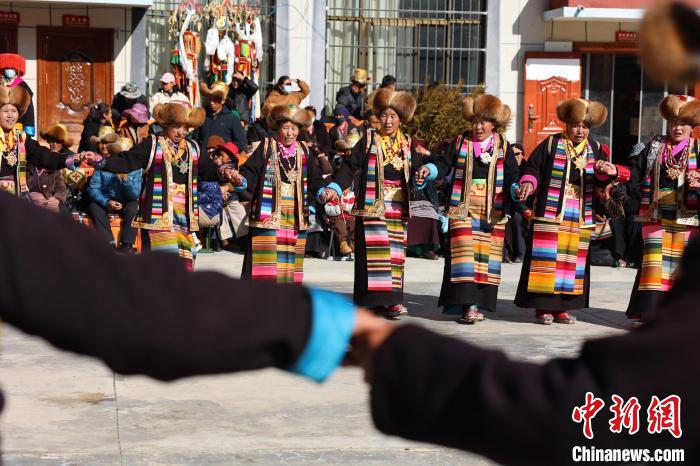 圖為民間藝人表演加麻“果諧”?！愔闈扇?攝