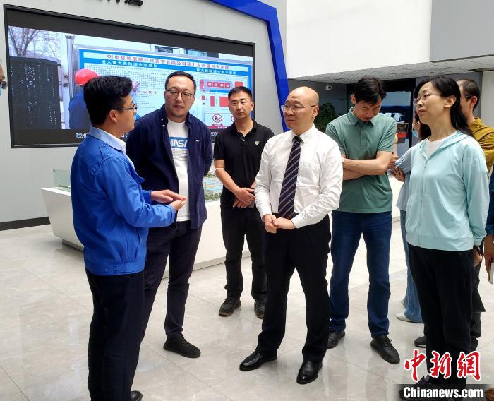 圖為全國(guó)政協(xié)委員、農(nóng)工黨青海省委主委王昆(中)在企業(yè)調(diào)研?！」鶟M福 供圖