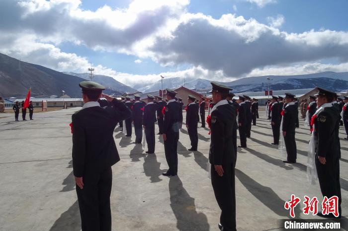 雪山下，退役士兵向軍旗敬軍禮?！±顚W(xué)文 攝
