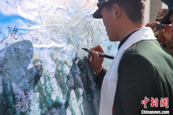 退役士兵簽名留念?！⒖≥x 攝