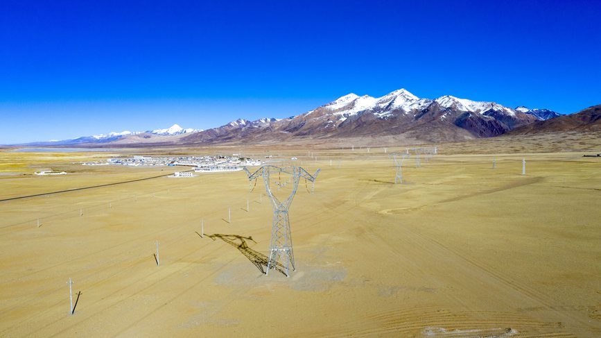 位于海拔4700多米的阿里聯(lián)網工程霍爾變電站。