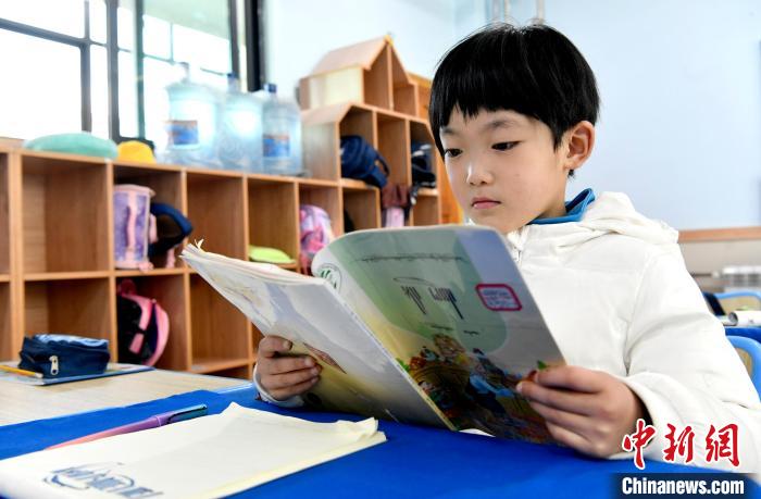 3月14日，西藏拉薩市第一小學一年級六班學生丁增樂吉在閱讀藏語課本?！±盍?攝