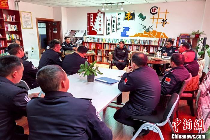 圖為亞東出入境邊防檢查站民警與銀行業(yè)務(wù)人員進行金融知識深入交流。　胡利媛 攝