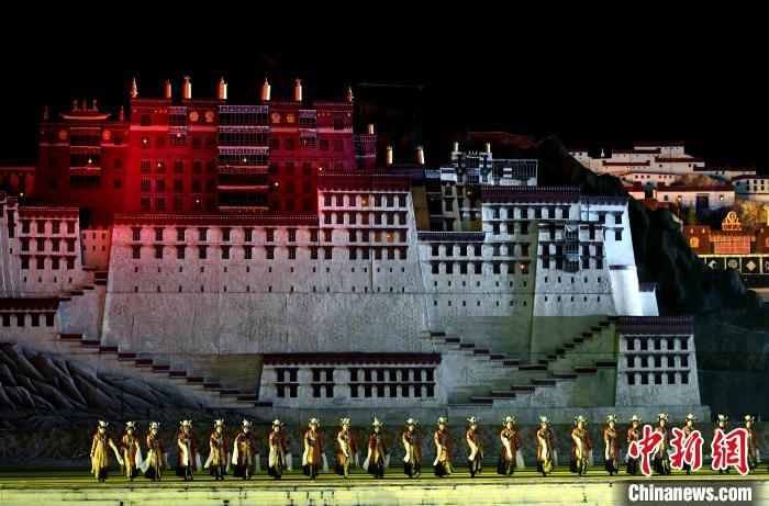 3月17日，西藏拉薩，《文成公主》大型史詩(shī)劇演出現(xiàn)場(chǎng)?！±盍?攝