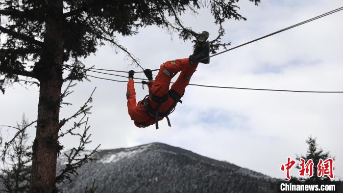 正在進(jìn)行橫渡訓(xùn)練?！∥骼@拉翁 攝