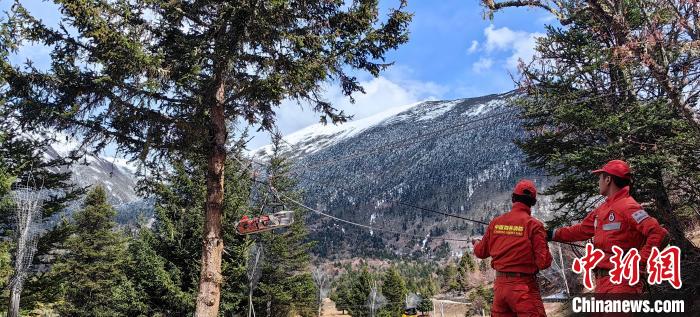 正在進(jìn)行斜向救援?！∥骼@拉翁 攝