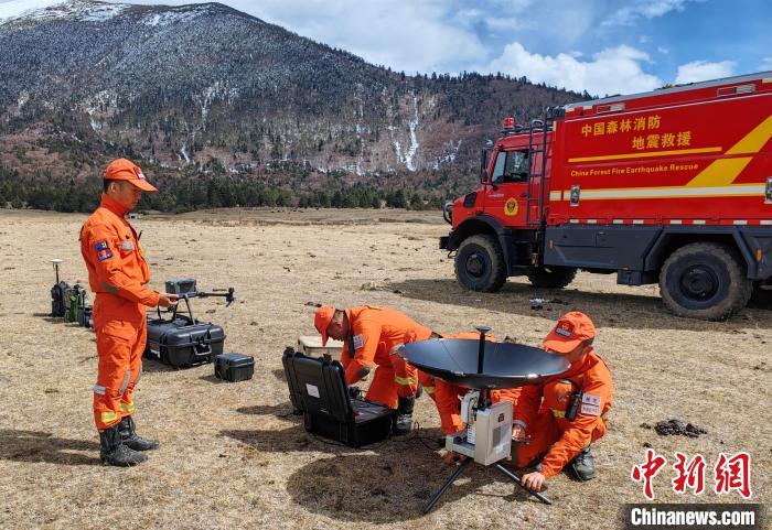 正在進(jìn)行通信通聯(lián)訓(xùn)練?！∥骼@拉翁 攝