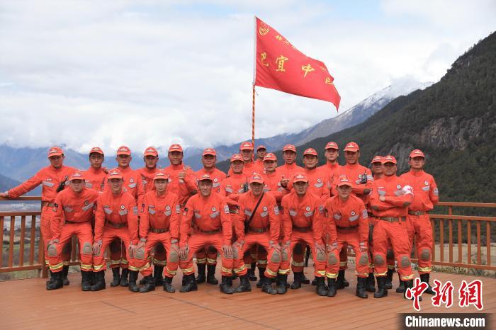 合影留念?！∥骼@拉翁 攝