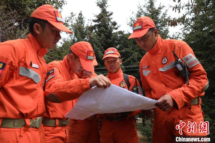 指戰(zhàn)員正在進(jìn)行地形勘察?！∥骼@拉翁 攝