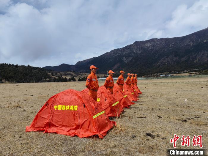 正在進(jìn)行帳篷搭設(shè)。　西繞拉翁 攝