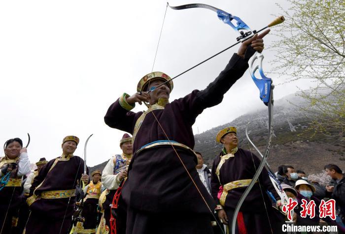 3月28日，選手參加響箭比賽。　李林 攝