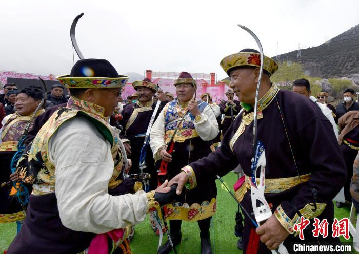 3月28日，選手射中靶心后慶祝?！±盍?攝