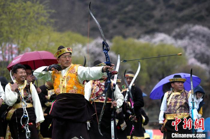 3月28日，選手參加響箭比賽?！±盍?攝
