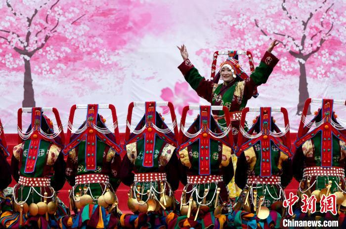 3月28日，西藏林芝第二十屆桃花旅游文化節(jié)開幕式上的文藝表演?！±盍?攝