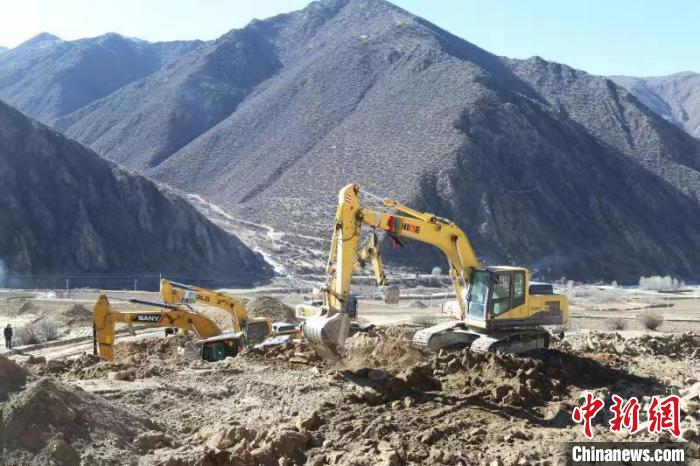 圖為高標(biāo)準(zhǔn)農(nóng)田建設(shè)施工現(xiàn)場。　格桑倫珠 攝