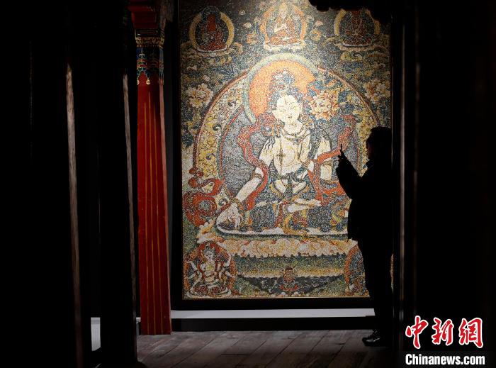 3月31日，觀眾欣賞展覽中的作品?！±盍?攝