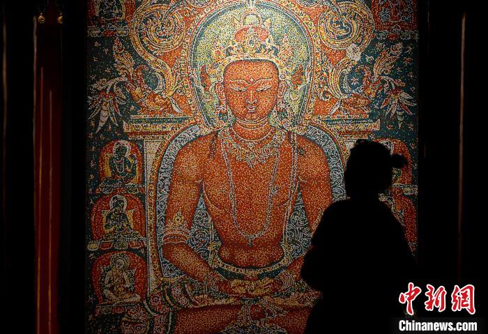 3月31日，觀眾欣賞展覽中的作品?！±盍?攝