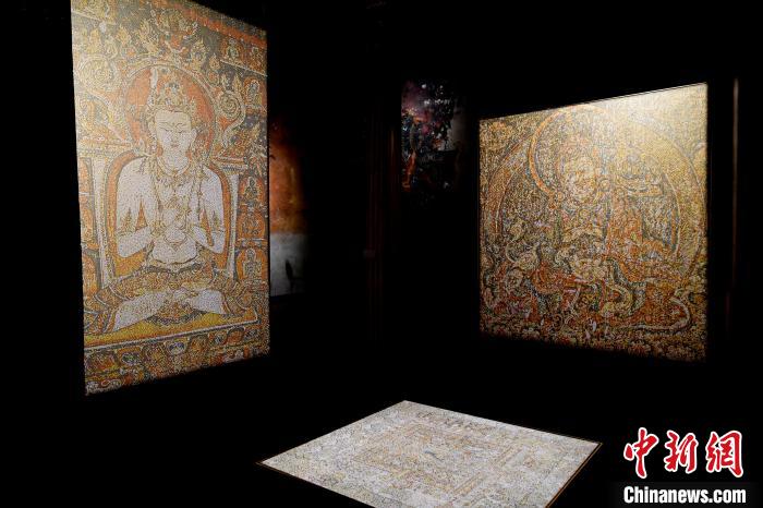 3月31日，觀眾欣賞展覽中的作品?！±盍?攝