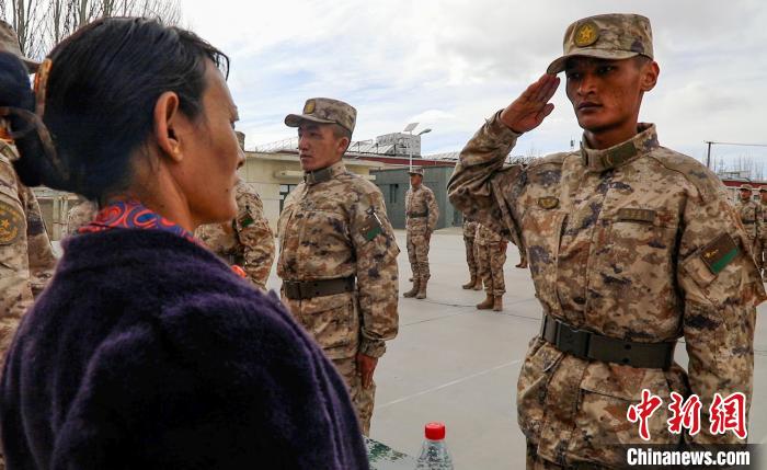圖為列兵扎西加央向母親敬禮?！詵| 攝