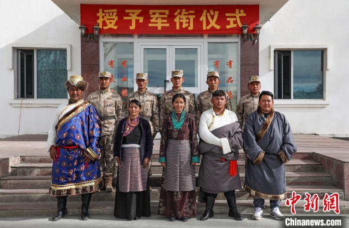 圖為列兵代表與親人合影留念?！詵| 攝