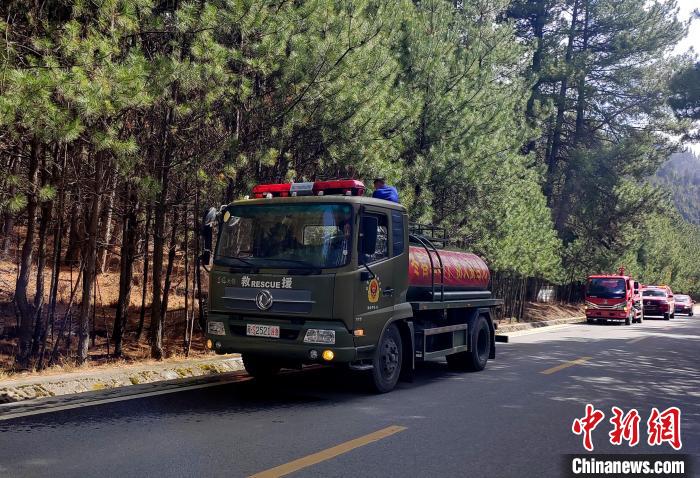 林芝市森林消防支隊(duì)米林中隊(duì)在米林縣一帶開展灑水增濕作業(yè)?！≮w健宇 攝