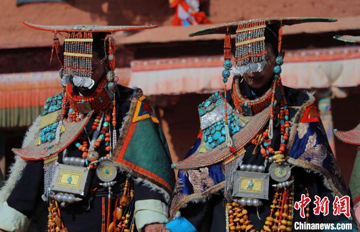 圖為參展攝影師拍攝的西藏阿里普蘭飛天服飾?！≈鬓k方 供圖