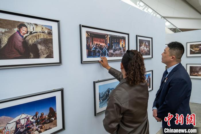 攝影師介紹自己的照片。　江飛波 攝