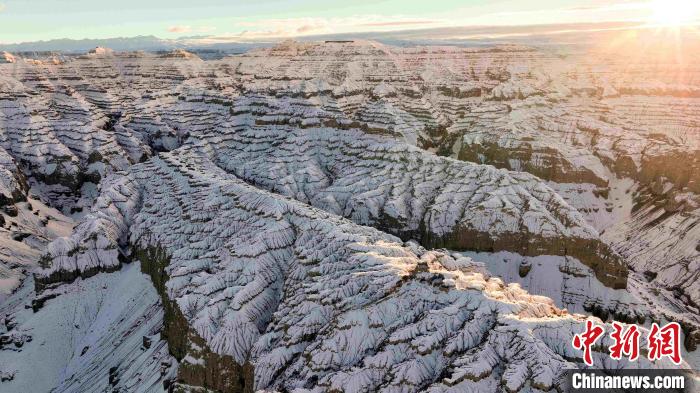 圖為參展攝影師拍攝的西藏阿里札達(dá)土林雪后風(fēng)光?！≈鬓k方 供圖